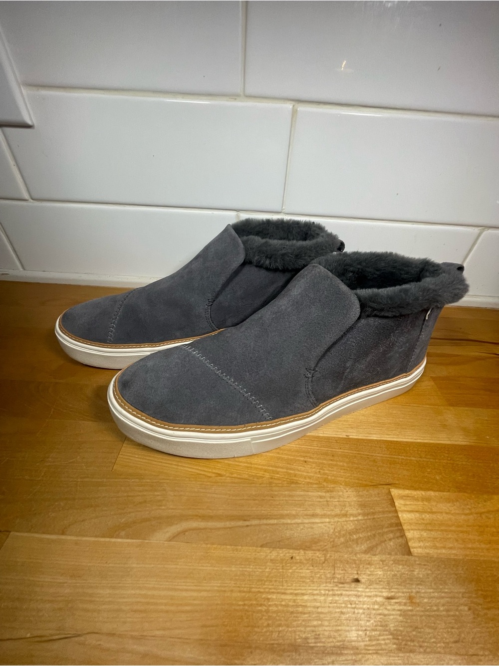 Women’s Tom’s Paxton Gray Suede Slip-On Casual Sneaker with Fur Trim
